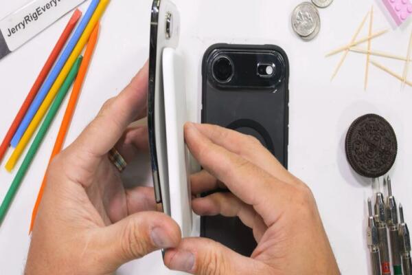 Thử Nghiệm Bẻ Cong iPhone Air: Mỏng 5.6mm Vẫn Cực Bền, Chống Xước Vượt Trội